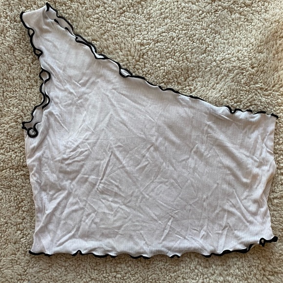 ⚡️FREE a with a purchase of $25 or more ⚡️
NWOT Romwe- One Shoulder Top, SIZE:S - Picture 1 of 4